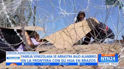 El difícil momento que vive una niña venezolana mientras pasa con su familia por debajo del alambre de púas la frontera hacia EE. UU.