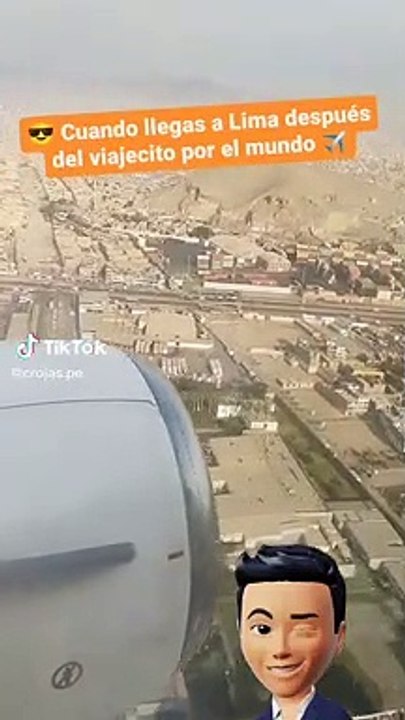 Piloto se luce nombrando los lugares turísticos del Perú a unos viajeros recién llegados