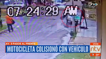 Pareja a bordo de una motocicleta impactó en contra de un vehículo