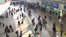 연휴 첫날 붐비는 서울역 ...하행선 열차 예매율 96% / YTN
