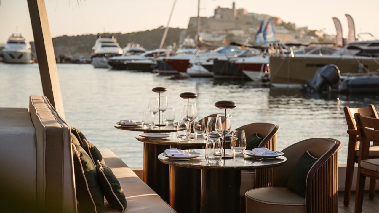 Cena otoñal mirando al mar en el restaurante Lado ibiza