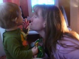 Noah mange un gusanito