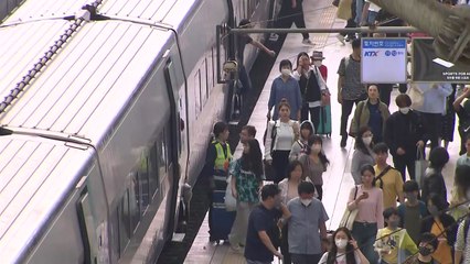추석 연휴 첫날 서울역 풍경..."모처럼 여유롭게 떠나요" / YTN