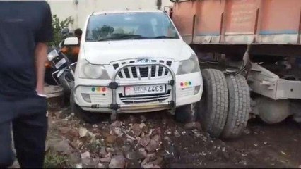 राजसमंद: अनियंत्रित ट्रेलर दीवार तोड़ घर में जा घुसा, मची अफरा तफरी, देखें वीडियो