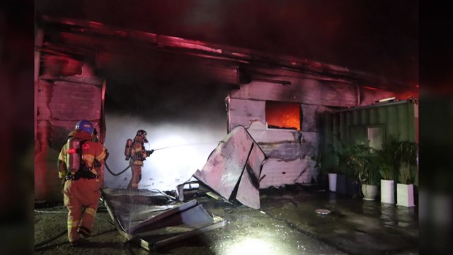 옛 세입자가 공장 건물 불 지르고 도주...경찰 추적 / YTN