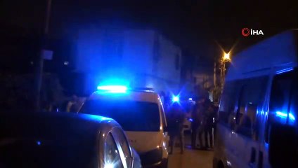 İşten eve dönen adam, karısını yatak odasında boğazından bıçaklanmış halde ölü buldu