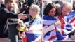 Meghan et Harry rayonnants alors qu'ils embrassent des athlètes britanniques le deuxième jour des Je