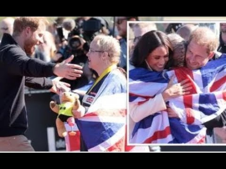 Meghan et Harry rayonnants alors qu'ils embrassent des athlètes britanniques le deuxième jour des Je