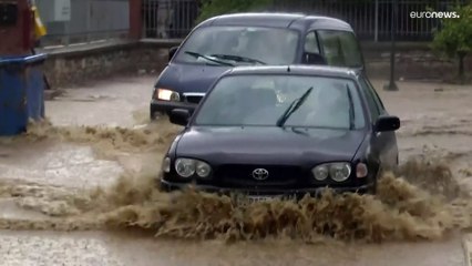 شاهد: إخلاء قرى وفرض حظر للتجوال وسط اليونان مع وصول العاصفة "إلياس" إلى اليابسة