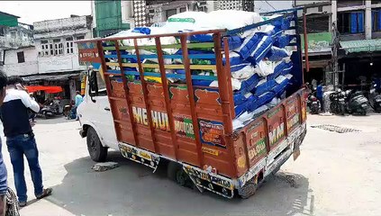 रह रह कर खुल रही आरयूआईडीपी के काम की कलई, अब सड़क में धंसा मिनी ट्रक