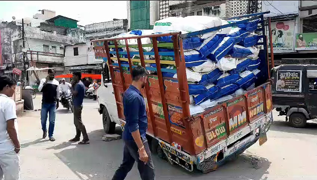 रह रह कर खुल रही आरयूआईडीपी के काम की कलई, अब सड़क में धंसा मिनी ट्रक
