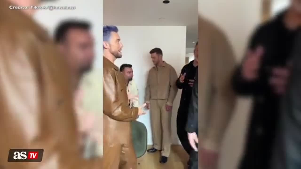 NSYNC recreate silly photo from 2001