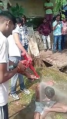 नाले में कूदा व्यक्ति, कई घंटे बाद बाहर निकाला,,,देखें वीडियो