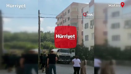Hatay'da vatandaşların bina çöktüğü esnada yaşadıkları panik kamerada
