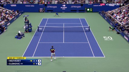 Tie-break intense dans le 2e set : Djokovic martèle pour répondre au point ahurissant de Medvedev