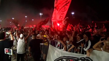 Drapeaux, fumigènes et lasers : l'arrivée triomphale de Payet à Vasco de Gama