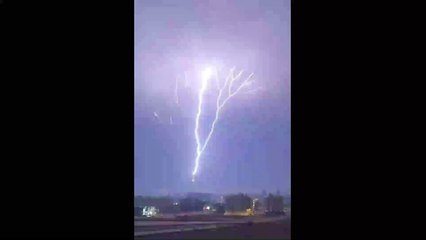 Mekke-i Mükerreme'deki saat kulesine yıldırım isabet etti