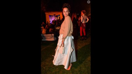 Soirée Bvlgari : Léna Mahfouf, jupe Prada et pull face à Nora Arnezeder, soutien-gorge à découvert