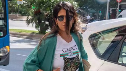 Gabriela Guillén, seria y preocupada, acude al hospital en pleno embarazo