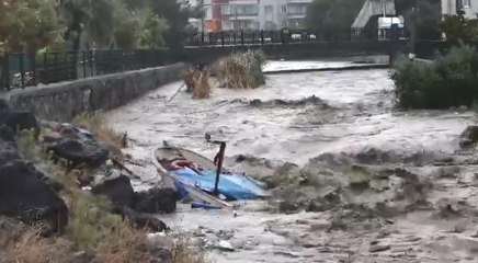 Çanakkale'de sağanak; dere taştı, balıkçı teknesi battı