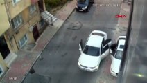 Les suspects qui ont volé un écran fantôme d'une voiture à KÜÇÜKÇEKMECE ont été filmés par une caméra de sécurité