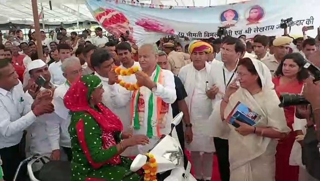 सीएम गहलोत ने मंत्री जूली के पैतृक गांव ‘काठूवास’ में किया प्रतिमा का अनावरण