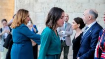 Vea el momento de máxima tensión institucional: la presidenta de las Cortes de Aragón (VOX) niega la mano a Irene Montero y Pam