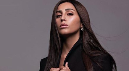 صور انهيار دينا الشربيني في جنازة والدتها