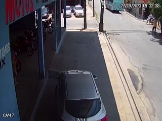 Ônibus colide com motocicleta em Fortaleza