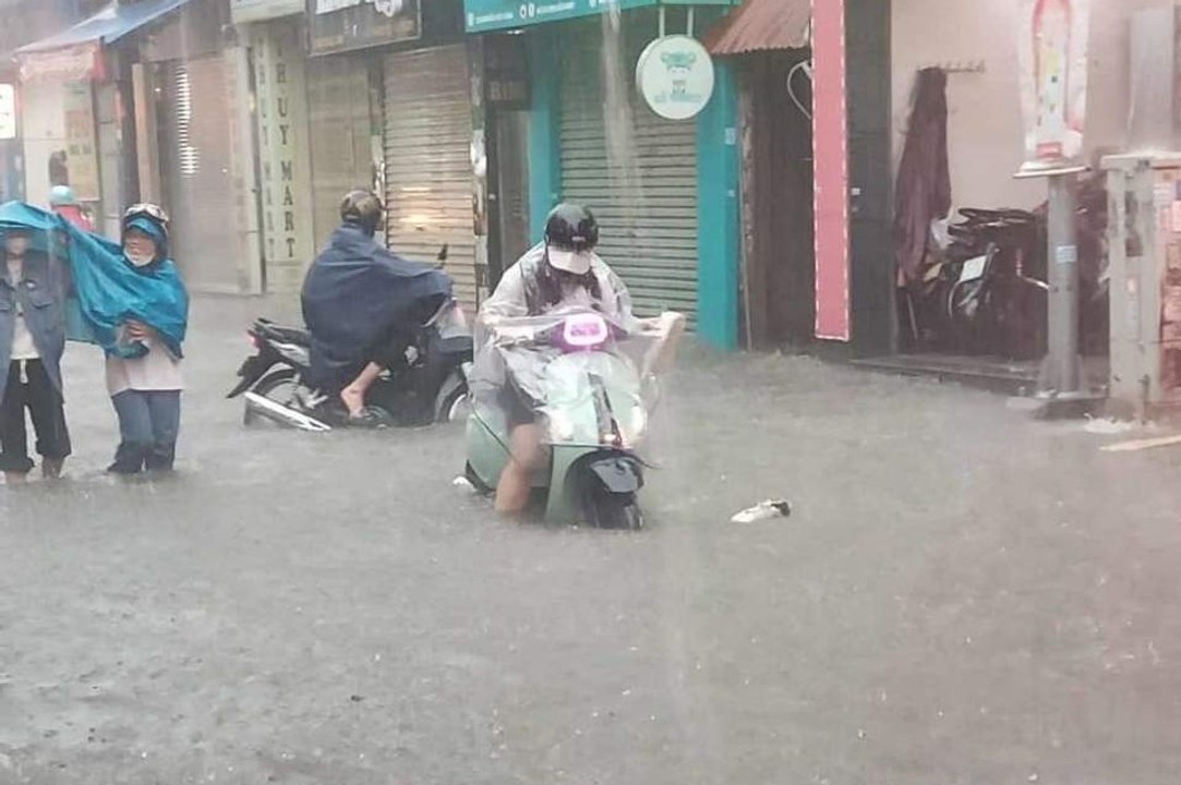 Hà Nội mưa trắng trời, gió giật mạnh như bão đúng giờ cao điểm sáng 28/9