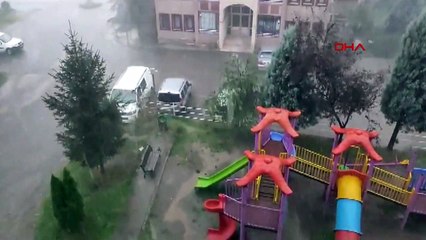 Sağanak yağış Trabzon'da hayatı felç etti! Sokaklar göle döndü, ev ve iş yerlerini su bastı