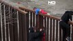 Saltando el muro de México con niños y bebés en brazos