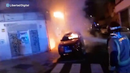 Un apartoso incendio de contenedores en Palma calcina varios vehículos