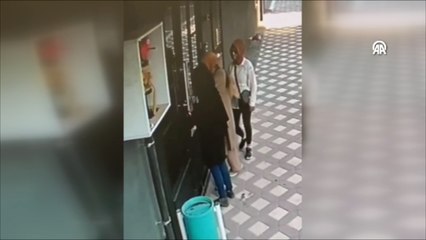 Скачать видео: Kadın kılığına giren hırsızlık şüphelisi 3 erkek kameraya yansıdı