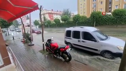 İstanbul Büyükçekmece'de sağanak yağış sonrası yollar göle döndü