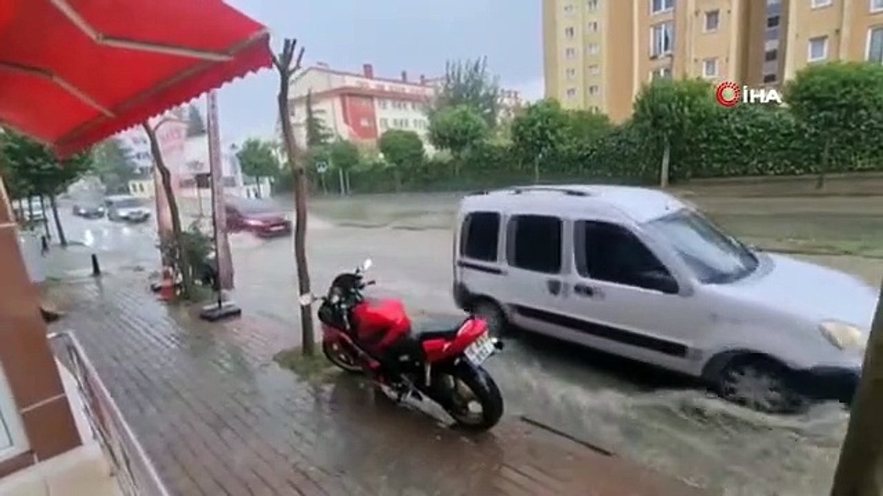 İstanbul Büyükçekmece'de sağanak yağış sonrası yollar göle döndü