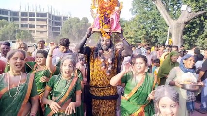 Скачать видео: Anant chaturdashi : अनंत चतुर्दशी पर मूर्ति विसर्जन करने पहुंचे भगवान शिव... देखे वीडियो