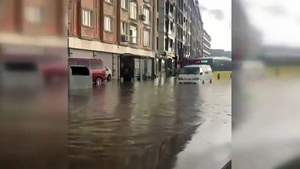 İstanbul'u sel aldı! Araçlar sulara gömüldü