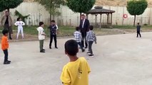 Le gouverneur de Bitlis, Erol Karaömeroğlu, a joué au football avec des enfants sur le site des Maisons d'enfants.