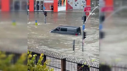 İstanbul Küçükçekmece'de aşırı yağış nedeniyle motosikletli sürüklendi