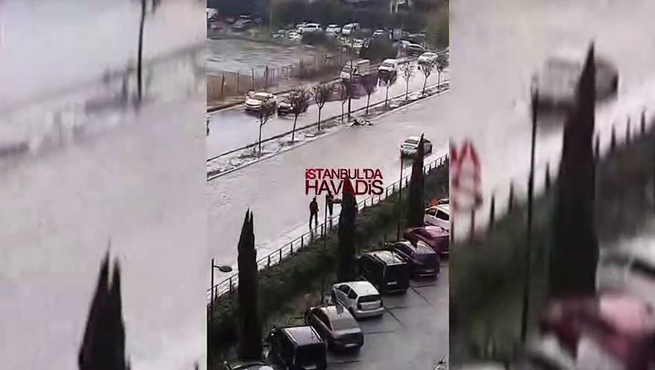 İstanbul'da Bir Motokurye Sele Kapıldı