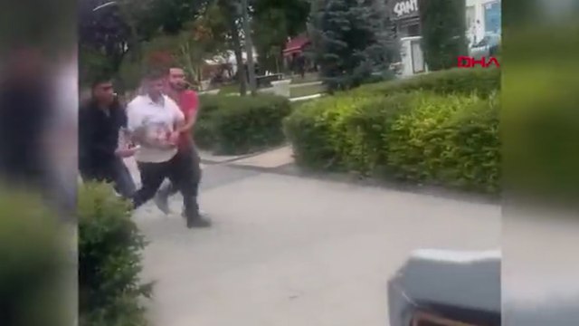 Eski eşini cadde ortasında bıçakladı, parkta yakalandı