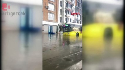 İstanbul sağanağa teslim: Yollar göle döndü, iş yerlerini su bastı