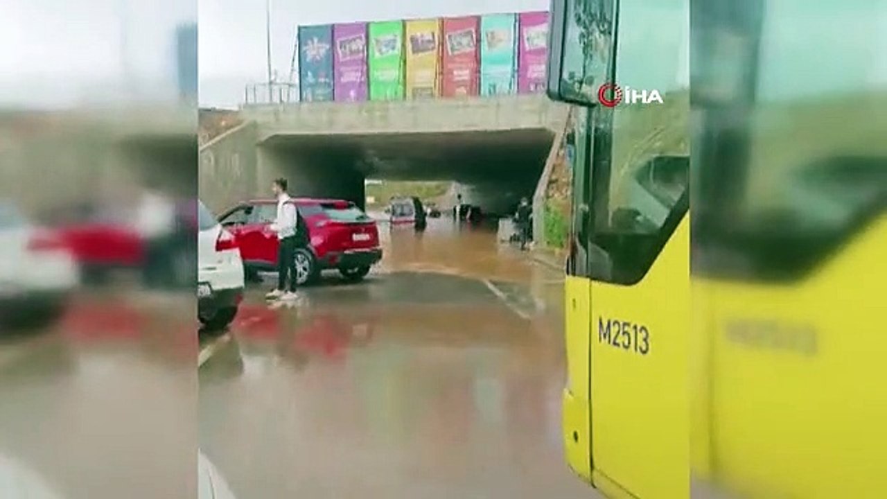 İstanbul'da Sağanak Yağış Nedeniyle Ambulans Mahsur Kaldı