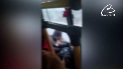 Passageiros se apertam em ônibus lotado em Campina Grande do Sul