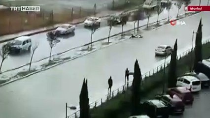 Motosikletliyle göle dönen caddede böyle sürüklendi