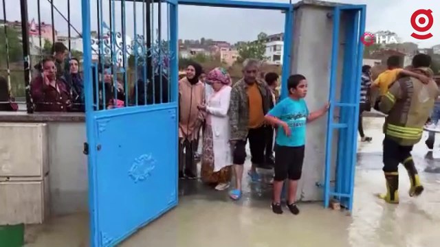 Arnavutköy'de aşırı yağışlar sonrası okulda mahsur kalan öğrenciler böyle tahliye edildi