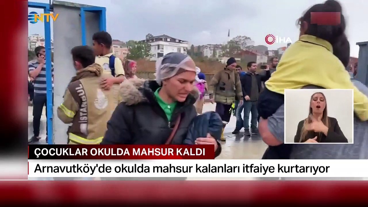 Des enfants étaient bloqués à l'école d'Arnavutköy, où la pluie était efficace ! Les pompiers les ont secourus un à un et les ont remis à leurs familles.
