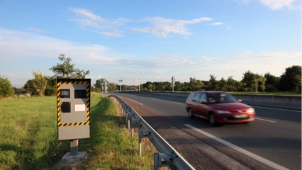 Pour éviter les amendes, ils cachent la plaque d’immatriculation de leur voiture avec cet objet