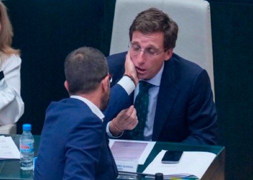 Un concejal del PSOE, expulsado del Pleno del Ayuntamiento de Madrid tras tocar tres veces la cara a Almeida en tono amenazante